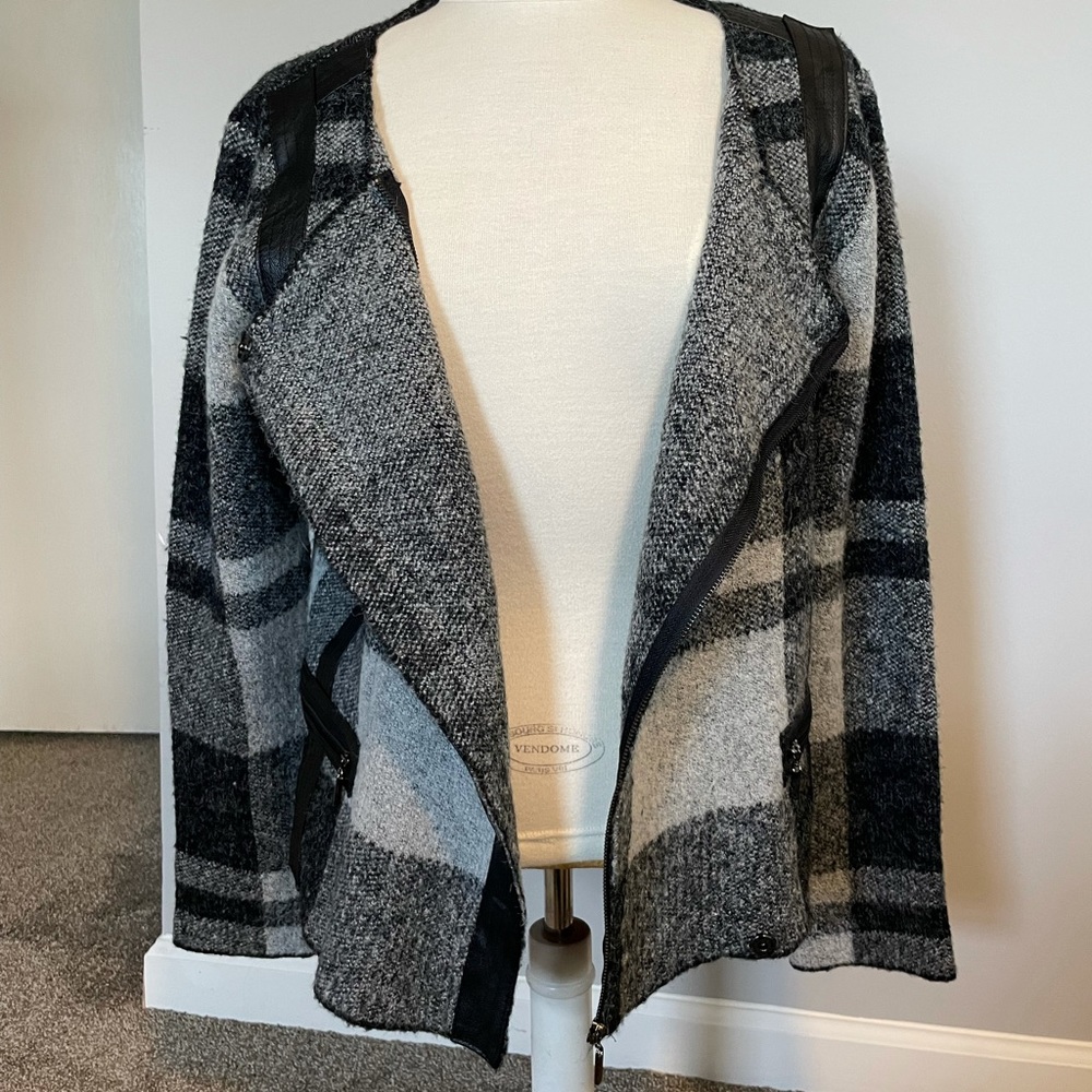 Women’s sweater/cardigan